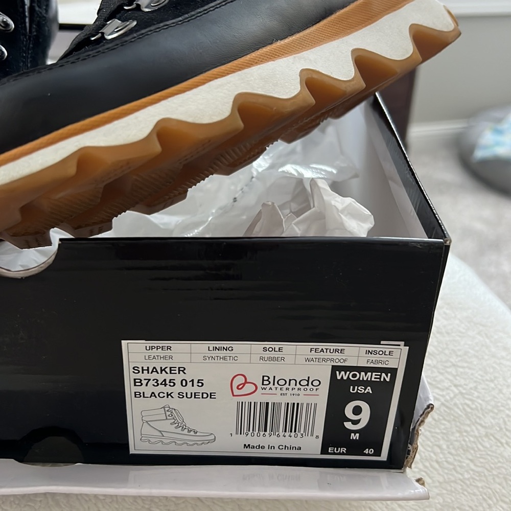 Like NEW!  ONLY WORN ONCE.  BLONDO WATERPROOF zip up winter bootie. - Picture 2 of 3